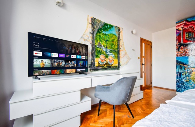 Spacious Room in the Center - Kitchen + Smart TV