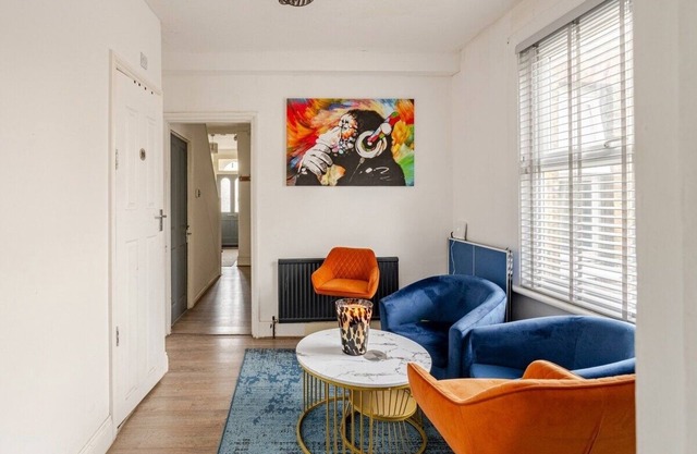 Spacious room w/Wifi + Kitchen 4