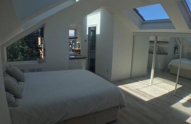 Spacious self-contained loft apartment w/kitchen