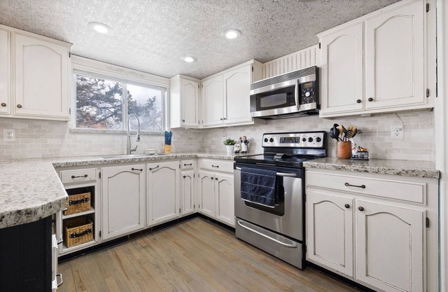 Spacious Sandy Home/near Ski Resorts/Hot Tub/Game Room & Stunning Mountain view!
