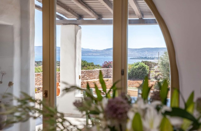 Spacious Seaside Family Villa with BBQ, private garden, wonderful sunset views!