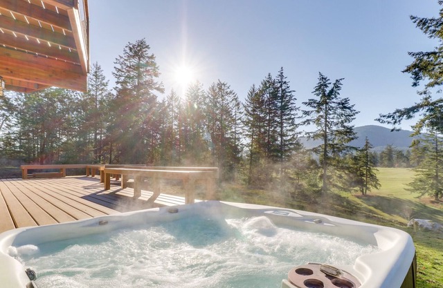 Spacious & secluded home with golf course view, private hot tub & gardens