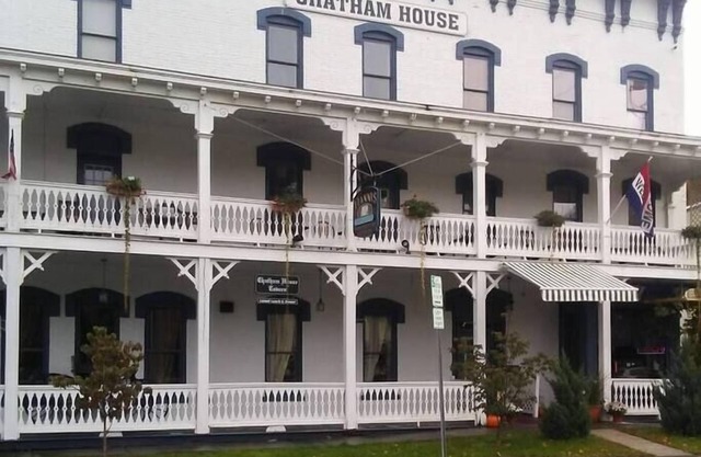 Spacious Serviced Apartment above Chatham Staple