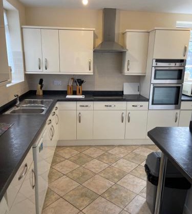 Spacious, Sleeps 17, 3 bathrooms, Parking, Mansfield