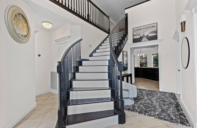 Spacious Sleeps 8+ SPA like bathroom with soaking tub + Game Room + Patio BBQ
