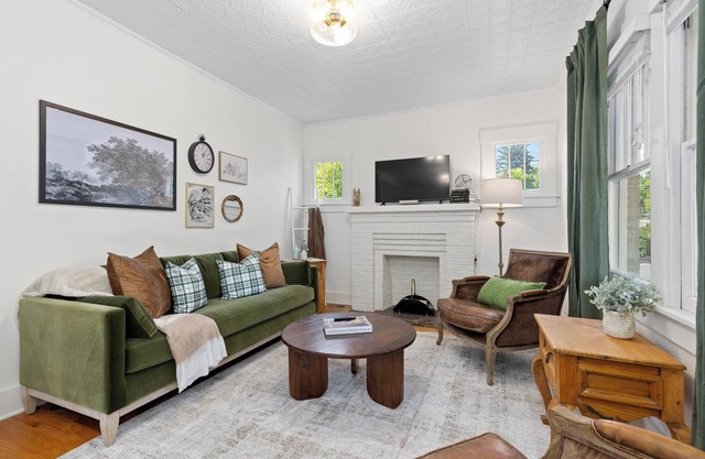 Spacious Sloan’s Lake Stay - Luxury - Fire Pit - Dogs - EV - Bidet - Desks