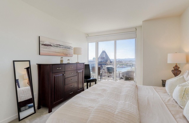 Spacious Splendour-Panoramic Views from 12th Floor Luxury Condo, AC, Pool and Parking