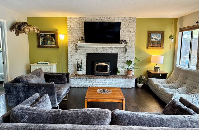 Spacious Stay : 2 Living Rooms + Patio : Sleeps 13
