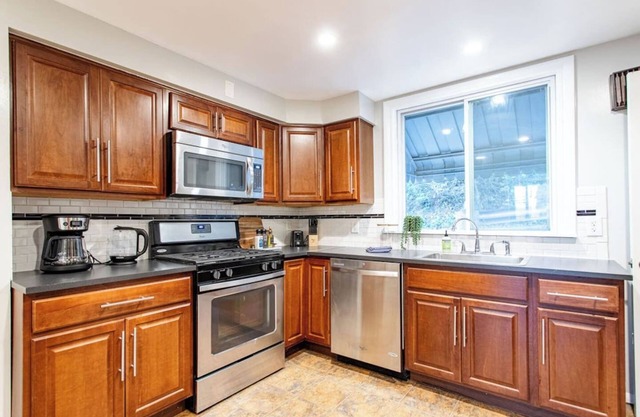 Spacious Stay in Southside Slopes Near Downtown