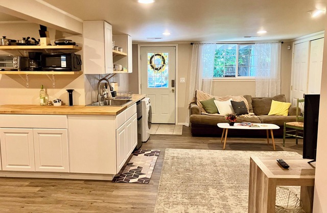 Spacious, Stylish Daylight Basement Apt., Central & Safe