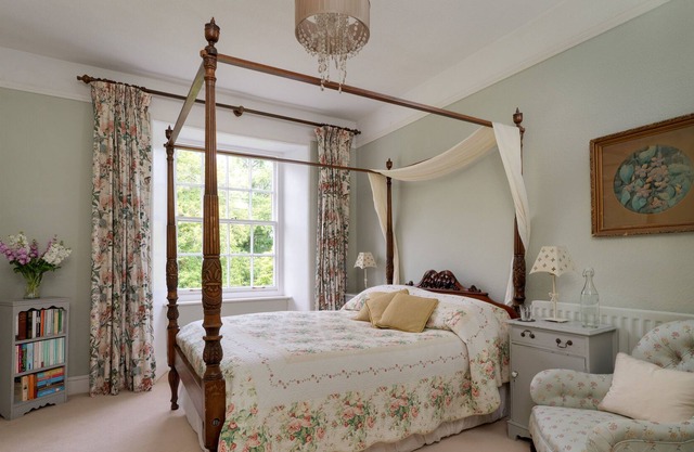 Spacious stylish self-contained wing of Georgian manor house
