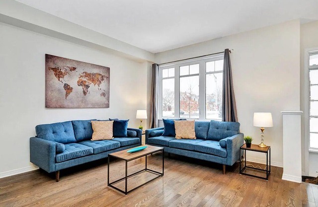 Spacious + Stylish Townhome In Barrhaven Area