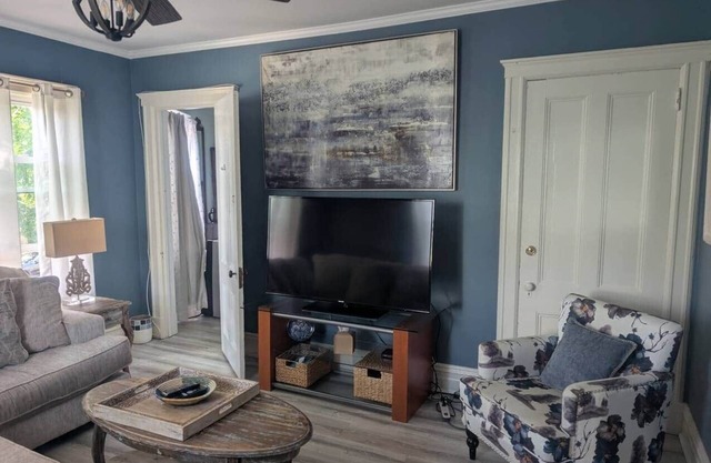 Spacious Sunny Apt: Walk to Shop, Eat & NYC Train