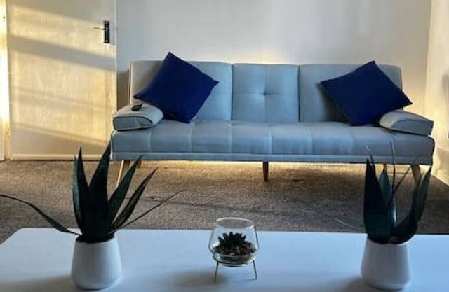 Spacious Swindon townhouse w/ parking&garden