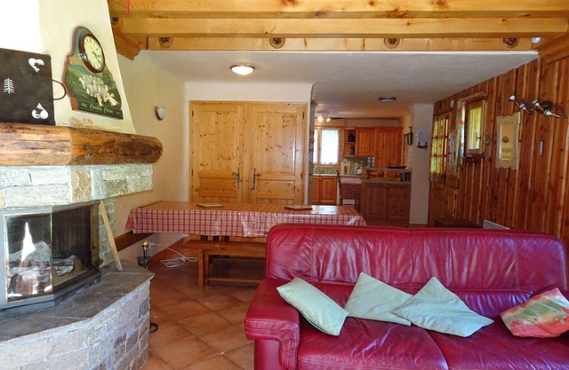 Spacious Triplex for 12, Terrace, Fireplace, Garage