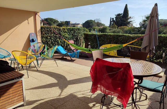 Spacious T3 with swimming pool and 45m2 terrace a stone's throw from the ramparts