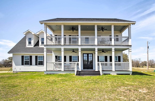 Spacious Texas Getaway w/Fire Pit & Pond!