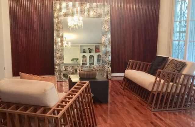 Spacious, lovely city townhome ideal for traveling family and friend groups