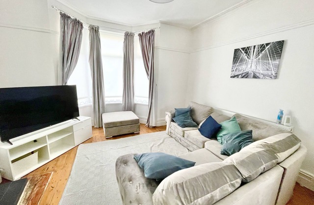 Spacious Three Bed House & Private Garden - New Brighton Beach & Promenade