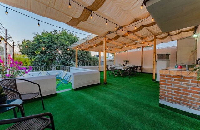 Spacious Three-Story Home w/Rooftop Dining Space