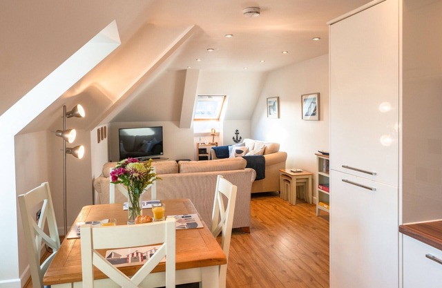 Spacious top floor apartment minutes walk from the beach and shops