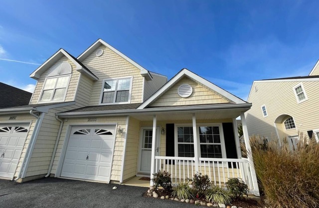 Spacious Townhouse w/Pool, Porch & Beach Access – Family-Friendly Fun