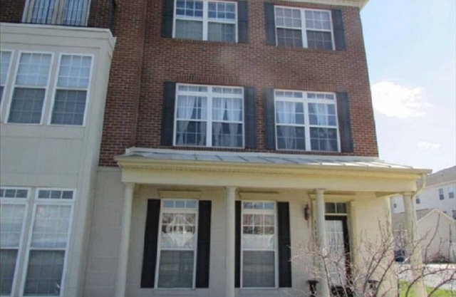 Spacious Townhome Close to Pool/Tennis Complex and Town Center