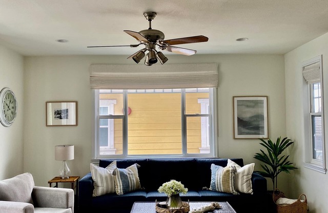 Spacious Townhome, Views, Walk to Beach,Restaurants, Activities ,Bbq