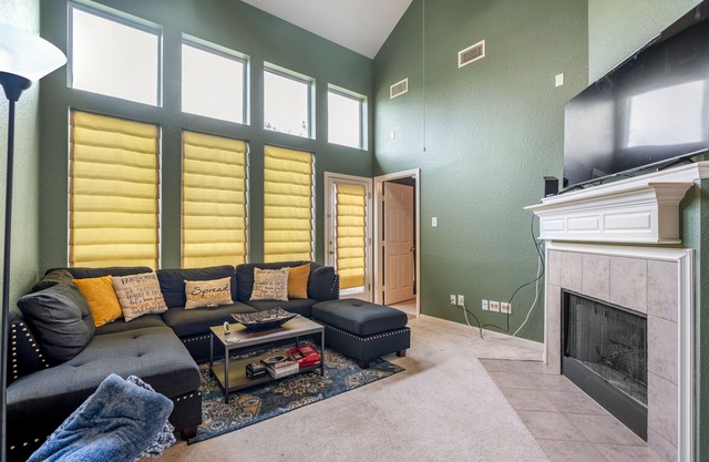 Spacious Townhome With KING SUITE&Spa Tub