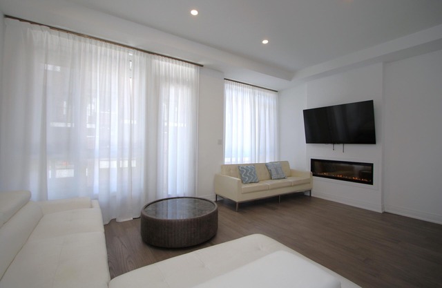 Spacious Townhouse NEW townhouse with two kitchens for a large familynn