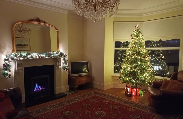 Spacious townhouse - a short walk to harbour, beaches, shops and restaurants