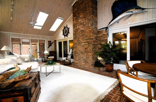 Spacious Townhouse - King bed, convenient ,restaurants, Historic downtown,