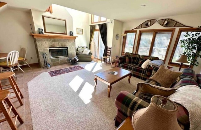 Spacious Townhouse minutes from Village and Slopes with shuttle to mountain