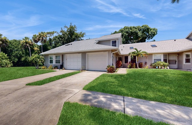 Spacious Townhouse with Private Back Patio and Tennis Courts