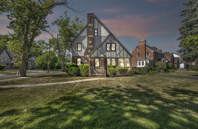 Spacious Tudor Retreat for Families & Friends, 9BR, Sleeps 24