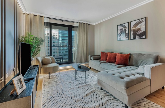 Spacious Two bed Apartment in Canary Wharf, Discovery Dock East by MySquare