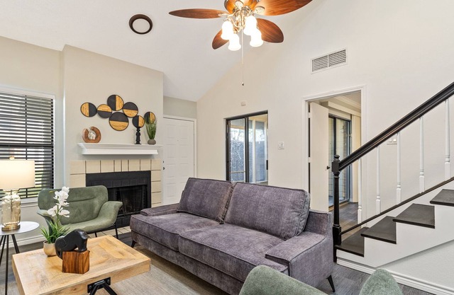 Spacious & Unique / Home Office!
