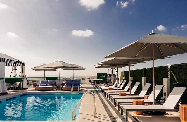 Spacious Unit! Classic Reunion at the Rooftop Poolside Bar w/LA Skyline View