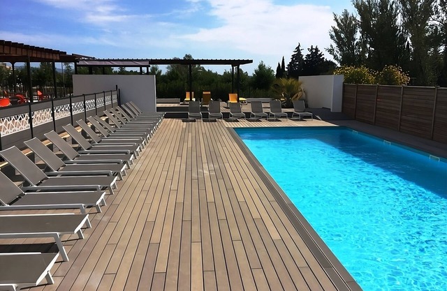 Spacious Unit Close to Cezanne's Studio! Pets are Allowed, with Free Parking!