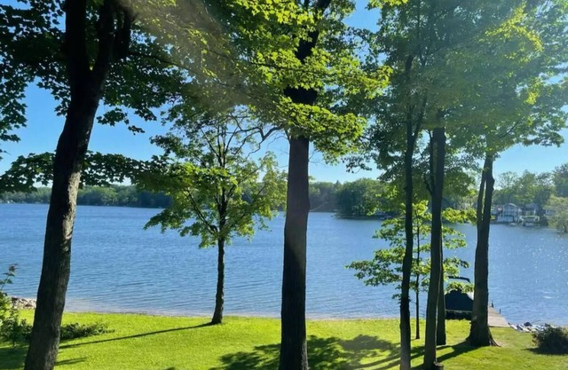 Spacious Updated Lakefront Getaway