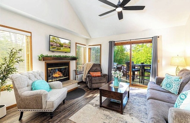 Spacious Updated Villa w/2 King Beds, Fireplace, Near Spa, Golf, Trails
