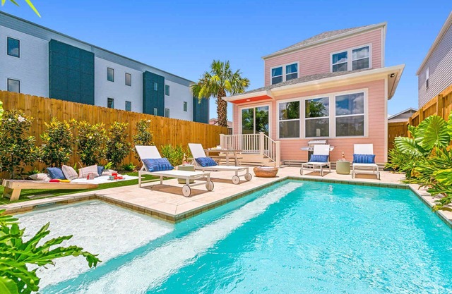 Spacious Upscale Home w/heated Pool+Parking NearFQ