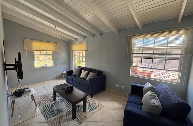 Spacious Upstairs 3-bedroom apartment with AC, WiFi in delightful Christ Church.