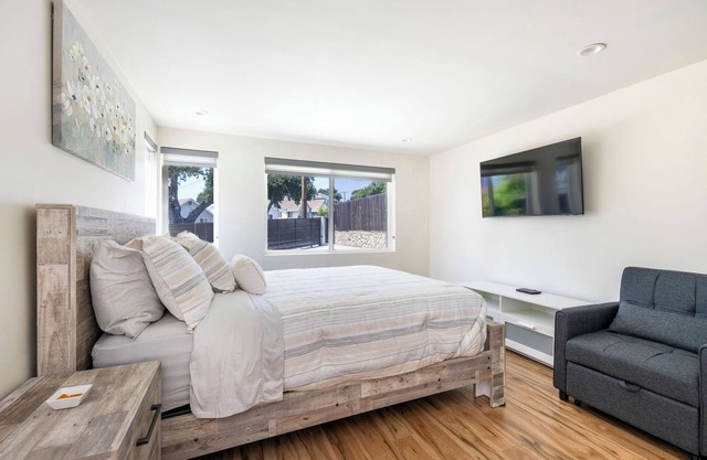 Spacious Contemporary Suite in La Crescenta-Montrose