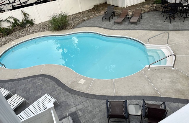 Spacious VACAY by bay Beach, with Pool!