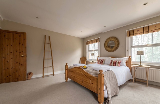 Spacious Victorian Farmhouse - stunning rural views, near Henley on Thames