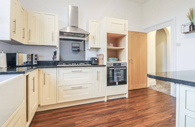 Spacious Victorian Birkdale Apartment with private Garden