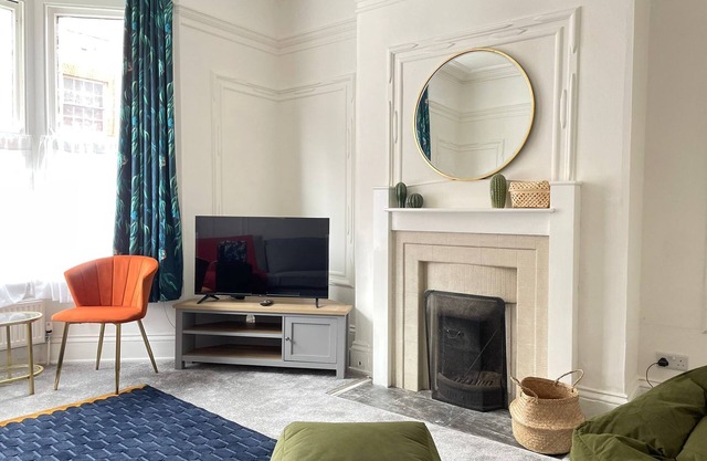 Spacious Victorian for 10 across Royal Infirmary