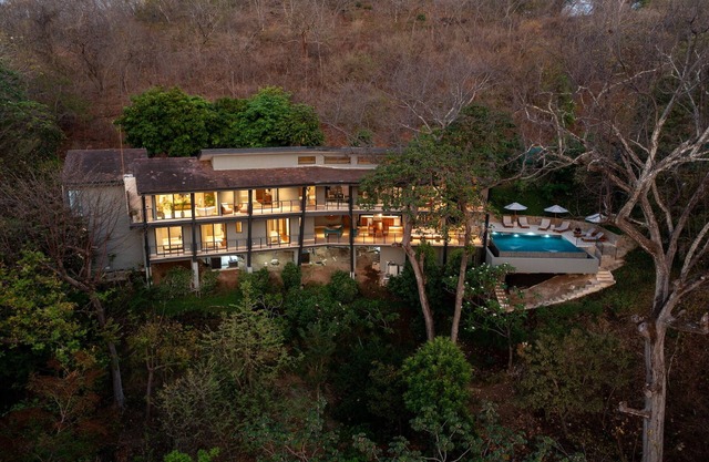 Spacious villa overlooking the tropical forest and ocean