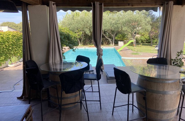 SPACIOUS VILLA - AIR CONDITIONING - SECURE FENCED POOL - 4 BEDROOMS - 3 SHOWER ROOMS